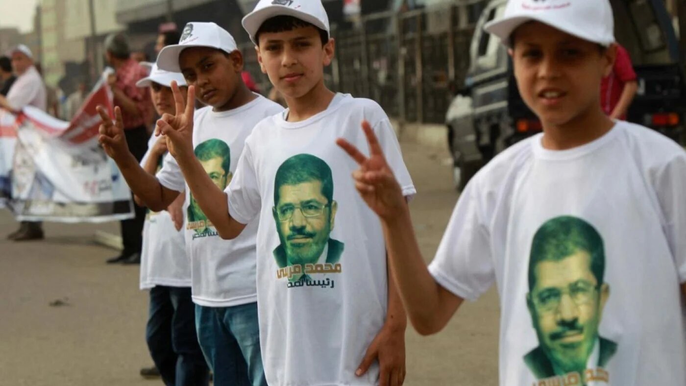 De jeunes partisans des Frères musulmans en Égypte photographiés au Caire, en 2012 (AFP)