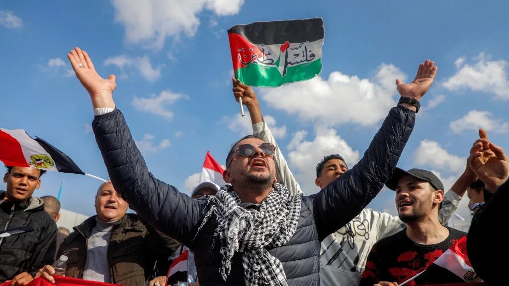 Demonstrators gather outside the Egyptian side of the Rafah crossing with the Gaza Strip to protest the Trump expulsion plan on 31 January 2025 (Kerolos Salah/AFP)