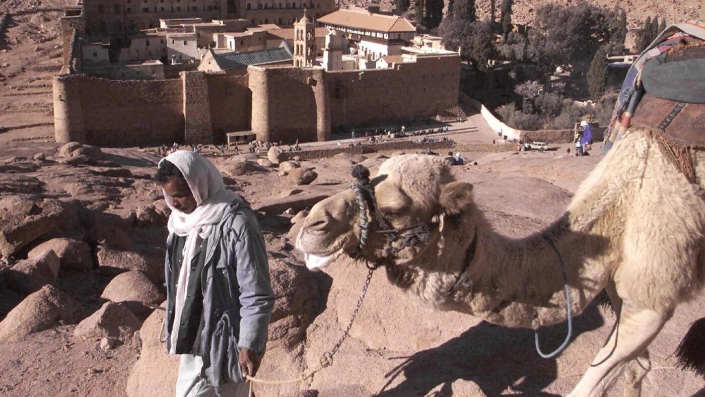 Un bédouin égyptien passe avec son chameau devant le monastère de Sainte-Catherine dans le Sinaï, environ 400 km au sud-est du Caire (AFP)