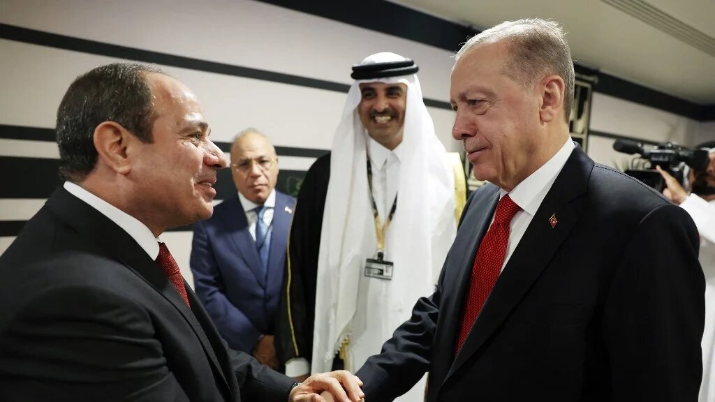 Turkish President Recep Tayyip Erdogan (R) shakes hands with Egyptian President Abdel Fattah el-Sisi as they are welcomed by Qatari Emir Sheikh Tamim bin Hamad al-Thani (2ndR) on the occasion of the opening ceremony of the 2022 FIFA World Cup in Doha, Qatar, 20 November 2022 (AFP)