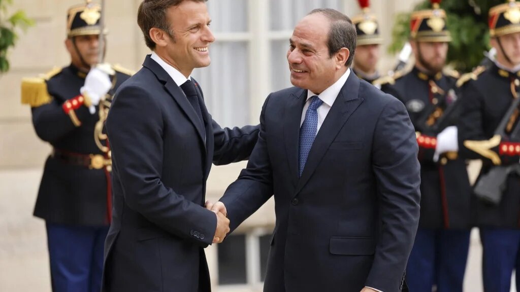« En tant que président de la France, vous êtes dans une position unique pour engager votre homologue égyptien sur les questions vitales des droits de l’homme, de la responsabilité et de l’État de droit, qui alimentent les crises systémiques économiques, sociales et des droits de l’homme en Égypte », expliquent les ONG à Emmanuel Macron (AFP/Ludovic Marin)