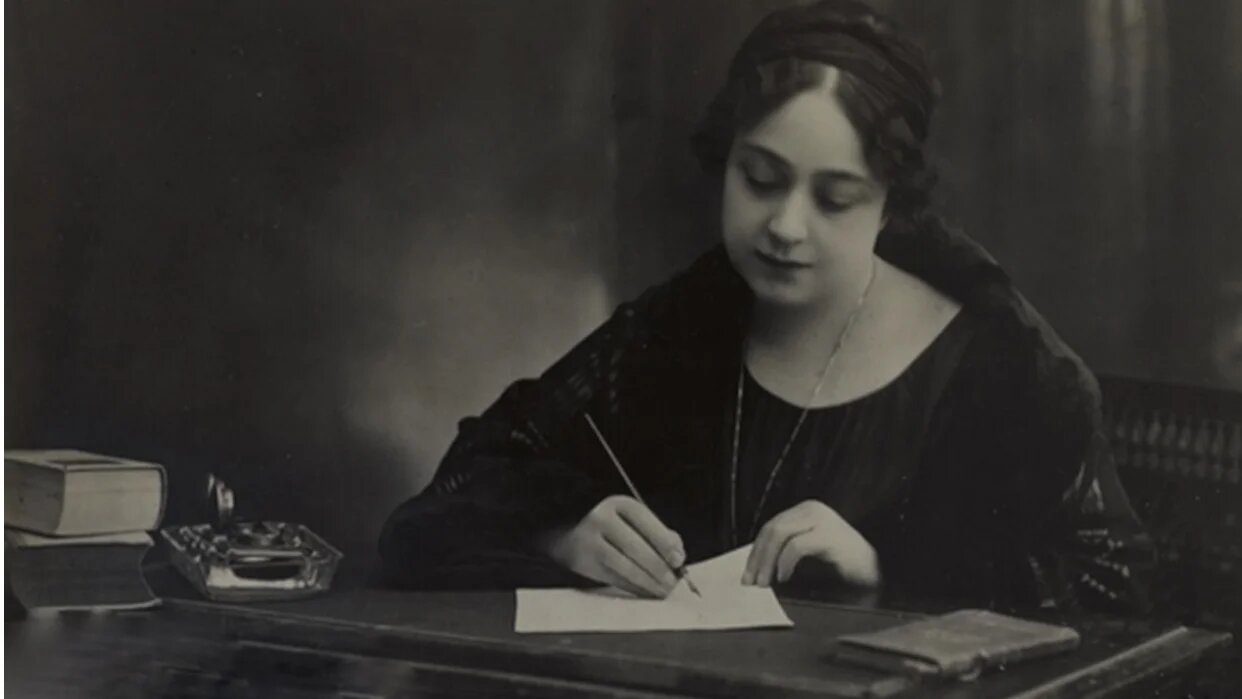 Huda Sharawi à son bureau en train d’écrire une lettre (Wikimedia Commons)