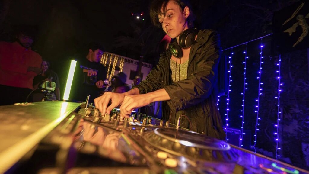 La DJ égyptienne A7ba-L-Jelly joue de la musique lors d’un concert à Gizeh le 4 novembre 2022 (AFP/Khaled Desouki) 