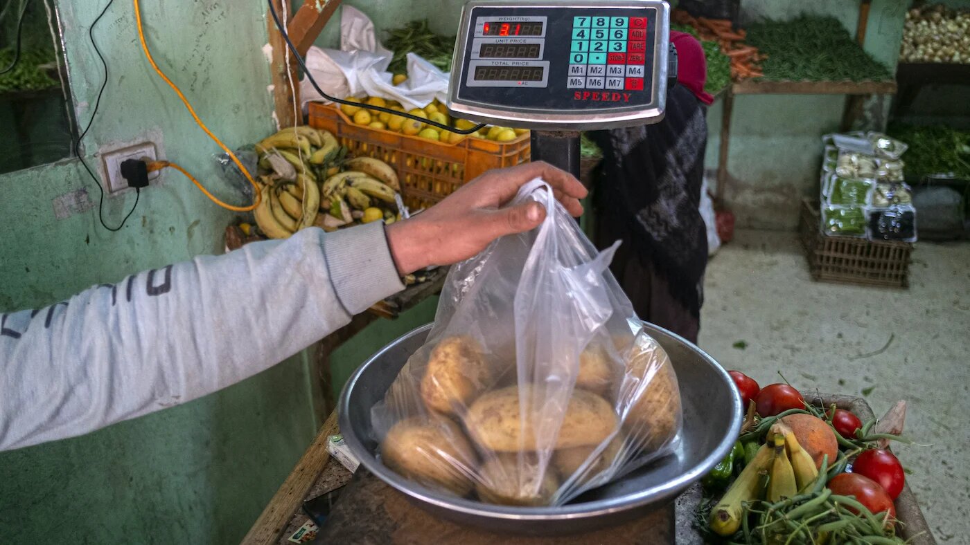  Avec la majorité des biens importés et un bond de 8 % des taux d’intérêt, tout a fondu : les galettes de pain, les falafels, les bouteilles d’huile, etc. (AFP/Khlaed Desouki)