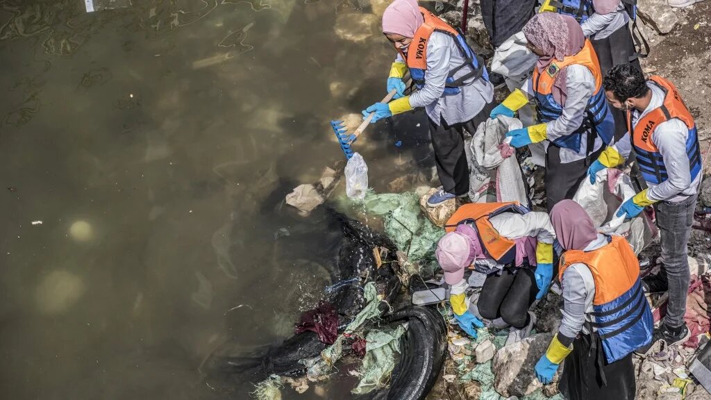 Des volontaires ratissent l’eau du Nil au large de l’île de Manial al-Roda au Caire, le 7 mars 2020, alors qu’ils participent à une campagne de nettoyage des déchets d’eau (AFP/Khaled Desouki)