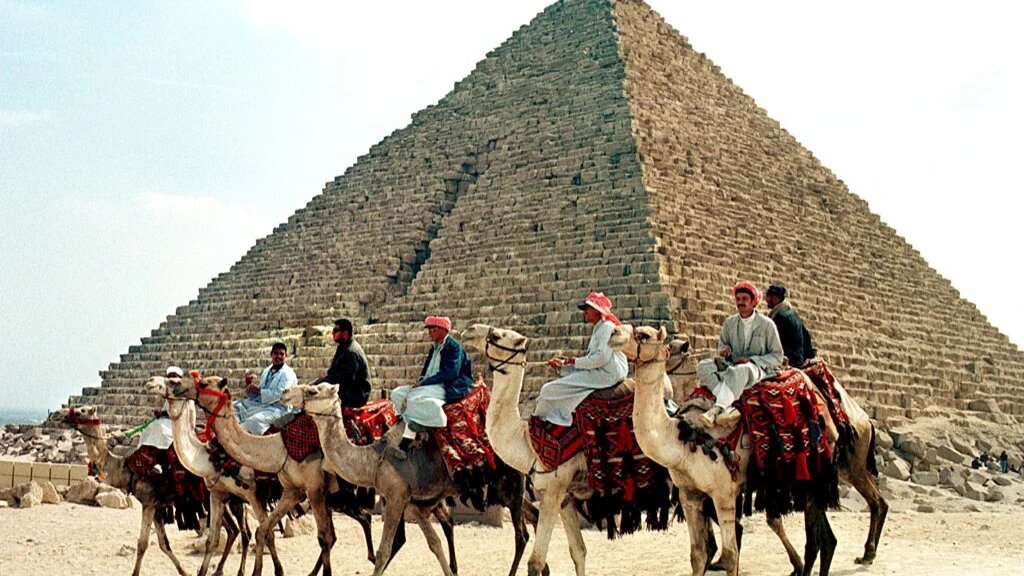 La rénovation de la pyramide doit durer trois ans (AFP/Mohammed al-Sehiti)