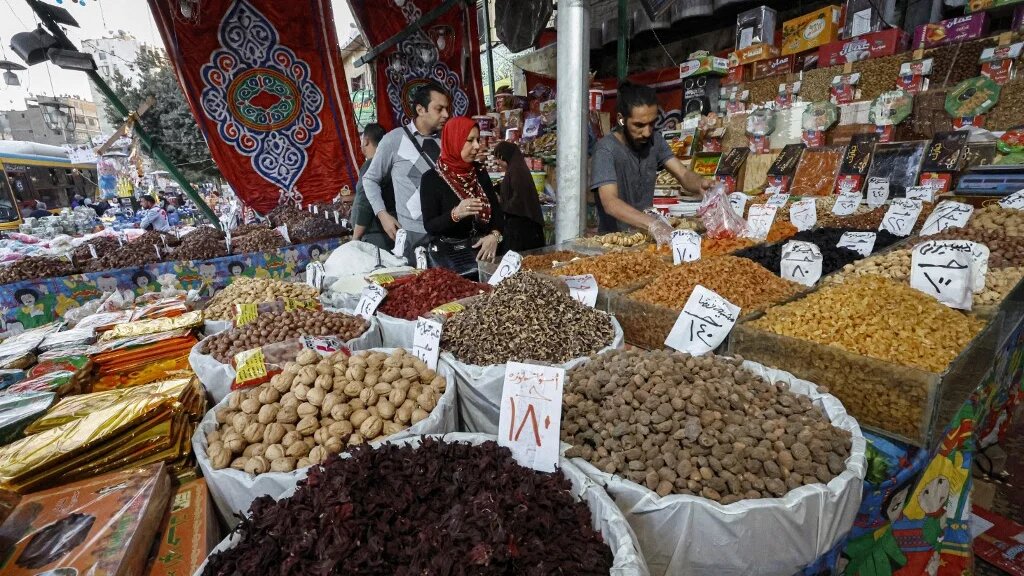 La guerre en Ukraine, une forte dévaluation de la livre et la flambée mondiale de l’inflation rendent le Ramadan compliqué pour les petites et moyennes bourses en Égypte (AFP/Khaled Desouki) 
