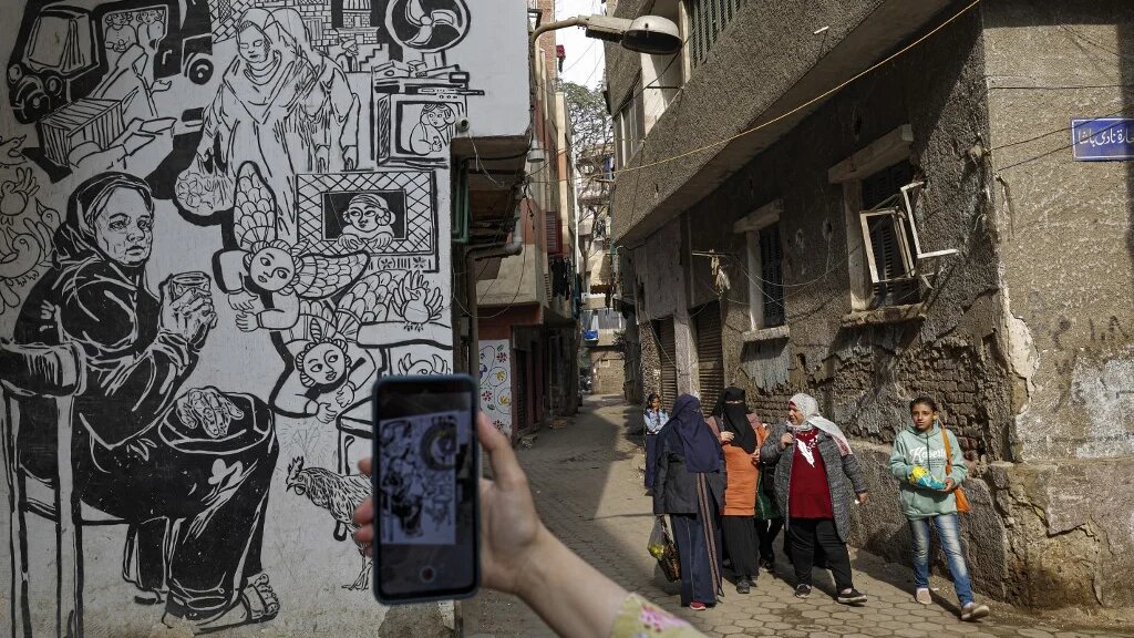 Dans les rues du Vieux Caire, les constructions anciennes et les immeubles d’habitations se touchent (AFP/Khaled Desouki) 
