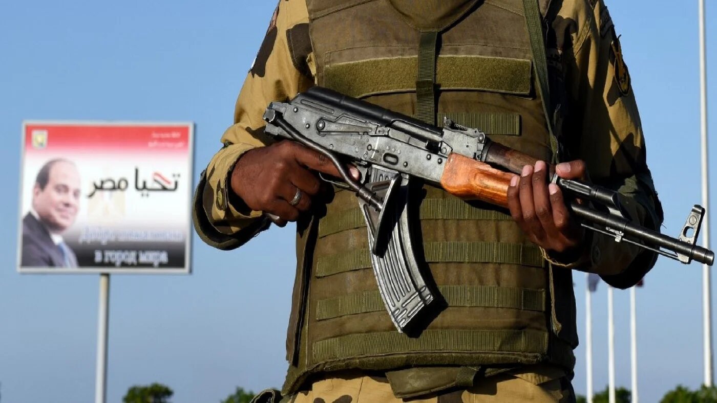 A soldier from the Egyptian army special forces mans a temporary checkpoint outside Sharm el-Sheikh airport as President Abdel Fattah al-Sisi visits on 11 November 2015 (AFP)