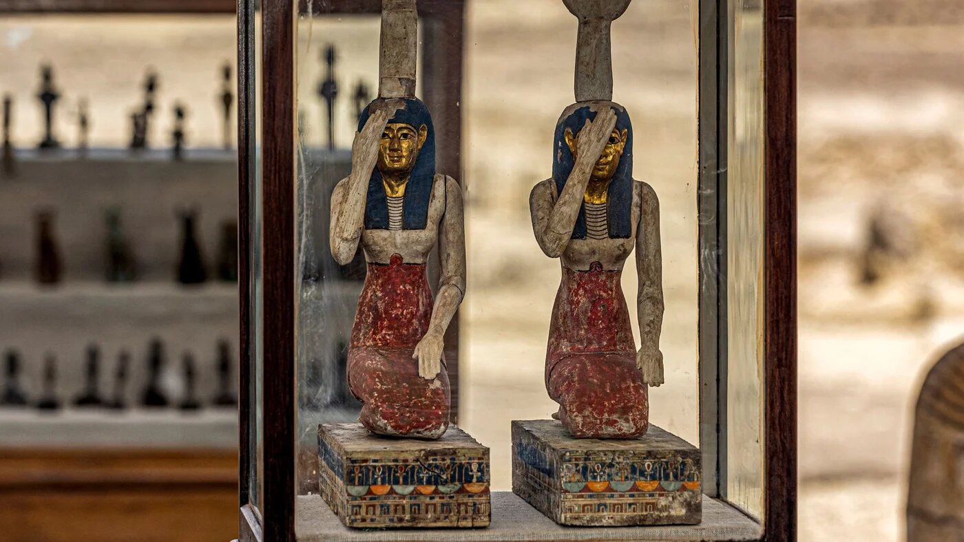 Statuettes représentant les déesses égyptiennes Isis (à gauche) et Nephthys exhumées dans la nécropole de Saqqarah en 2022 (AFP/Khaled Desouki)