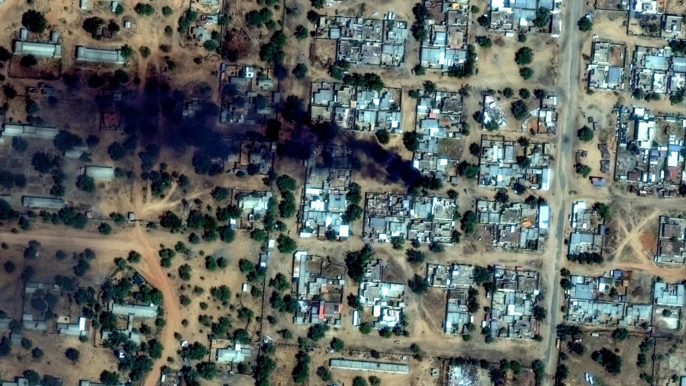 Smoke billowing from fires burning around el-Fasher Airport on 26 October (Satellite image ©2025 Vantor/AFP)