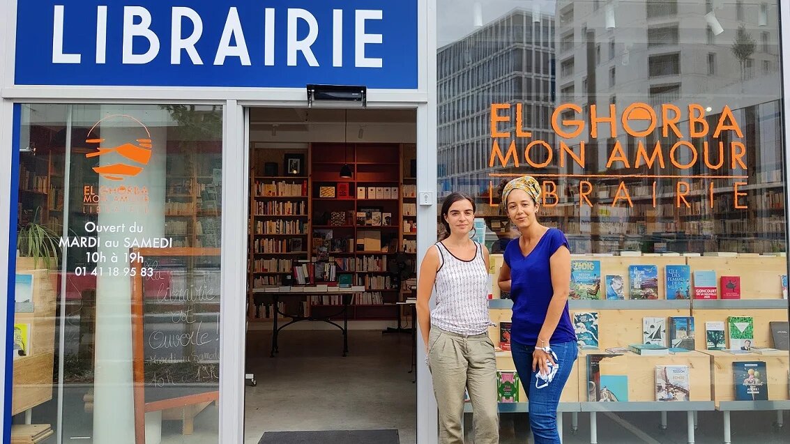 La librairie El Ghorba mon amour a pour objectif de mettre en avant l’histoire du quartier des Provinces françaises à Nanterre, de ses habitants majoritairement issus de l’immigration, tout en offrant un contenu généraliste (MEE/Nadia Bouchenni)