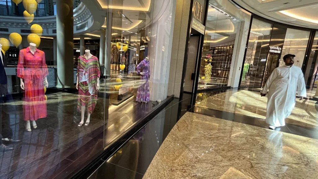 Vitrine de la boutique Carolina Herrera dans le Mall of the Emirates à Dubaï, où s’exposent les collections spéciales Ramadan, le 12 avril 2023 (AFP/Giuseppe Cacace)