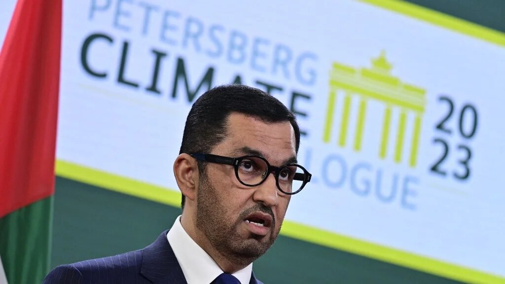 Sultan Ahmed al-Jaber veut présenter une feuille de route pour la COP28 qui comprend un « objectif mondial de tripler les énergies renouvelables, doubler l’efficacité énergétique et doubler l’hydrogène propre, le tout d’ici 2030 ». Le plan ne comprend cependant pas la mention explicite d’éradiquer l’utilisation des combustibles fossiles (AFP/John MacDougall)
