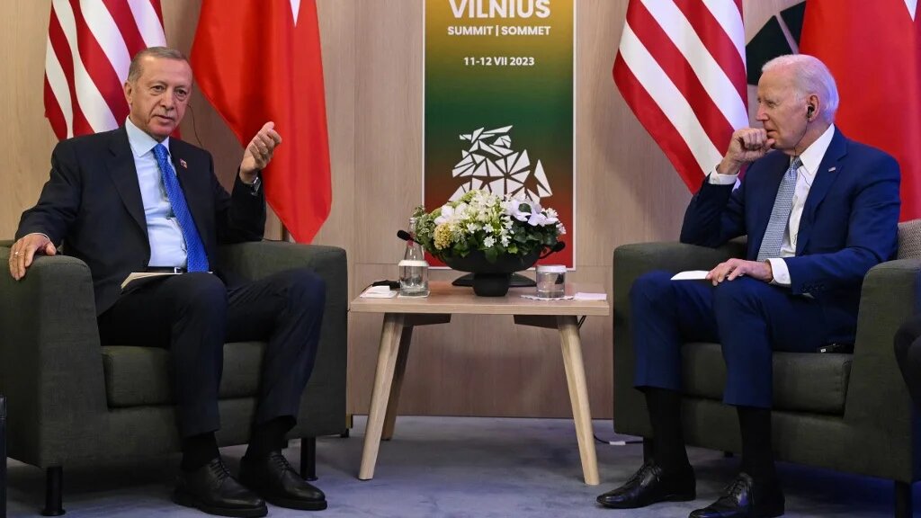 Recep Tayyip Erdoğan et Joe Biden au sommet de l’OTAN à Vilnius, le 11 juillet 2023 (AFP/Andrew Caballero-Reynolds)