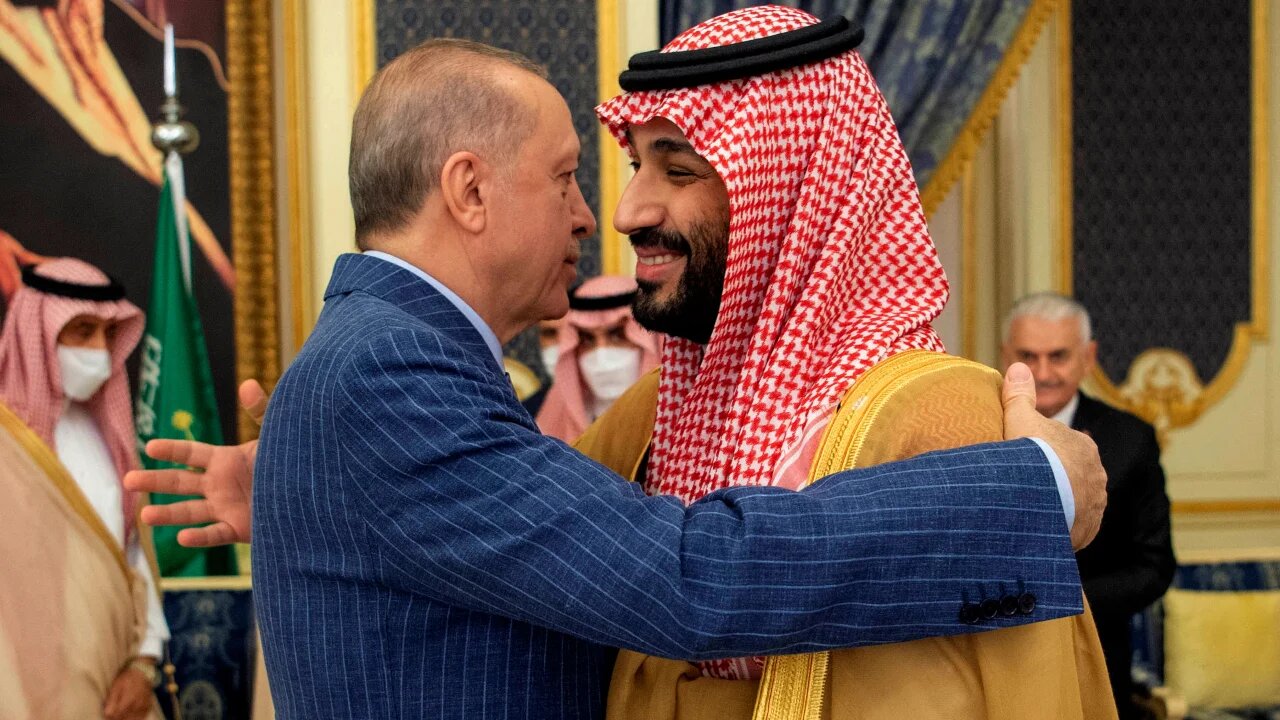 Le prince héritier Mohammed ben Salmane, à droite, a eu un entretien en tête-à-tête avec Recep Tayyip Erdoğan, à gauche (AFP)