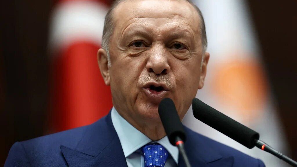 Le président turc Recep Tayyip Erdoğan lors d’une réunion de groupe à la Grande Assemblée nationale de Turquie, à Ankara, le 18 mai 2022 (AFP/Adem Altan)