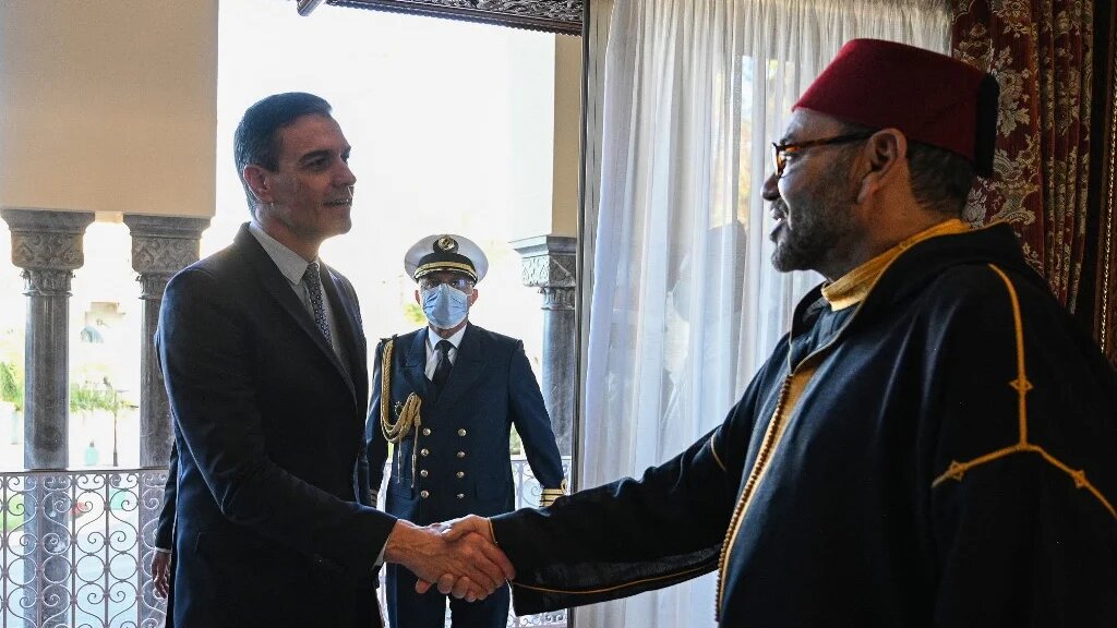 Le chef du gouvernement espagnol Pedro Sánchez est accueilli par le roi Mohammed VI lors de sa visite au Maroc, le 7 avril 2022 (AFP/Borja Puig de la Bellacasa)