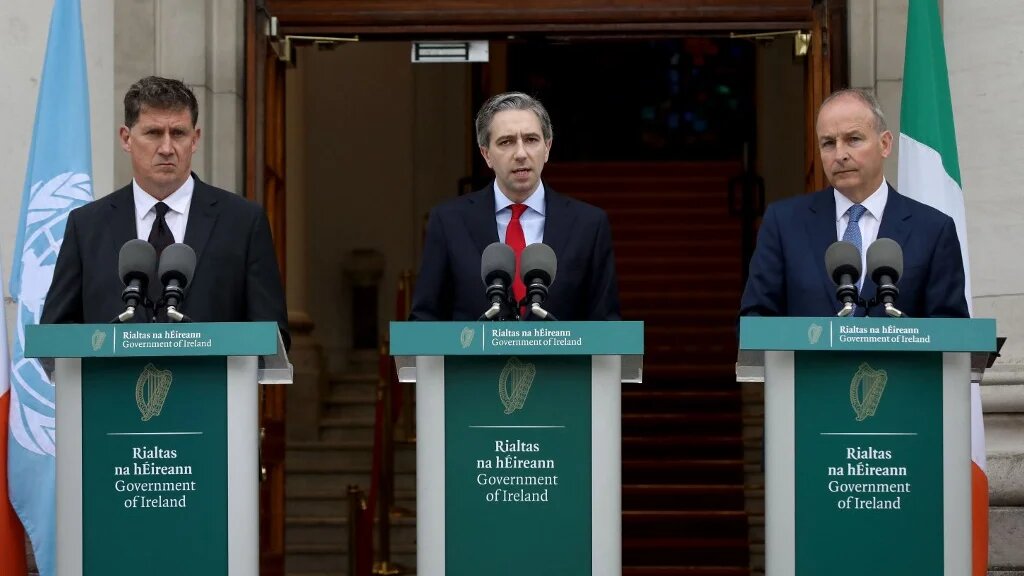 Le Premier ministre irlandais, Simon Harris (à gauche), accompagné du ministre irlandais des Affaires étrangères, Michel Martin (à droite) et du ministre irlandais des Transports, Eamon Ryan (à gauche), annoncent en conférence de presse reconnaître l’État de Palestine, à Dublin, le 22 mai 2024 (Paul Faith/AFP)