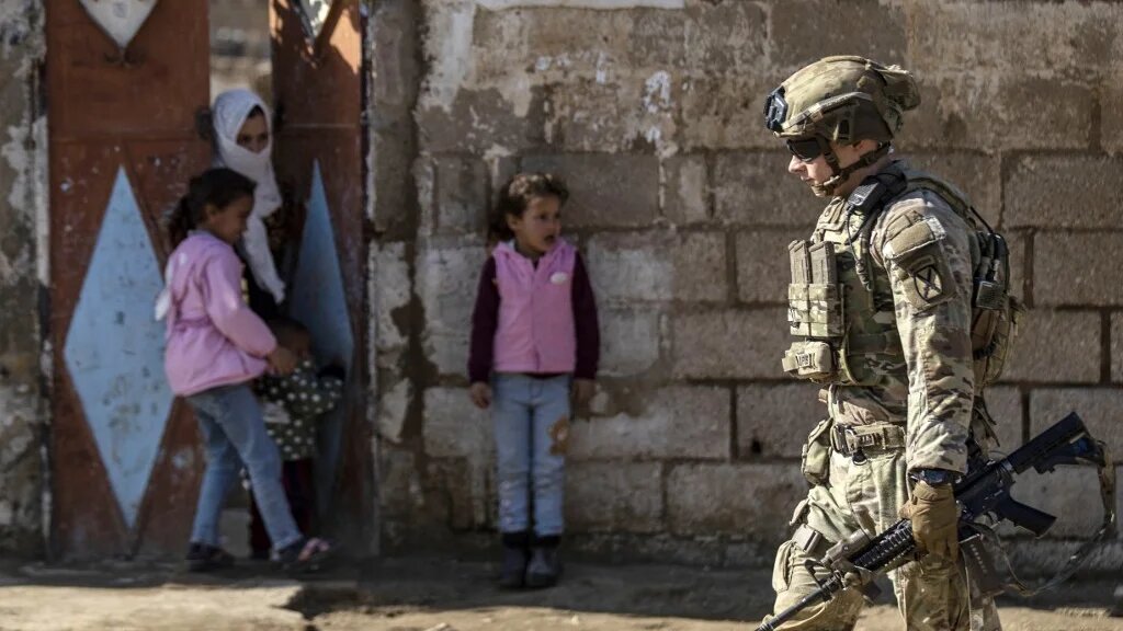 Un soldat américain patrouille au nord-est de la Syrie, le 24 janvier 2024 (AFP/Delil Souleiman)