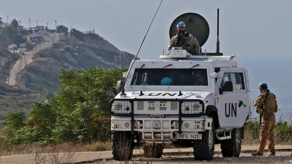 Des véhicules de la Force de maintien de la paix des Nations unies au Liban (FINUL) patrouillent dans la zone côtière sud libanaise de Naqoura, près de la frontière avec Israël, le 11 novembre 2020 (AFP/Mahmoud Zayyat)