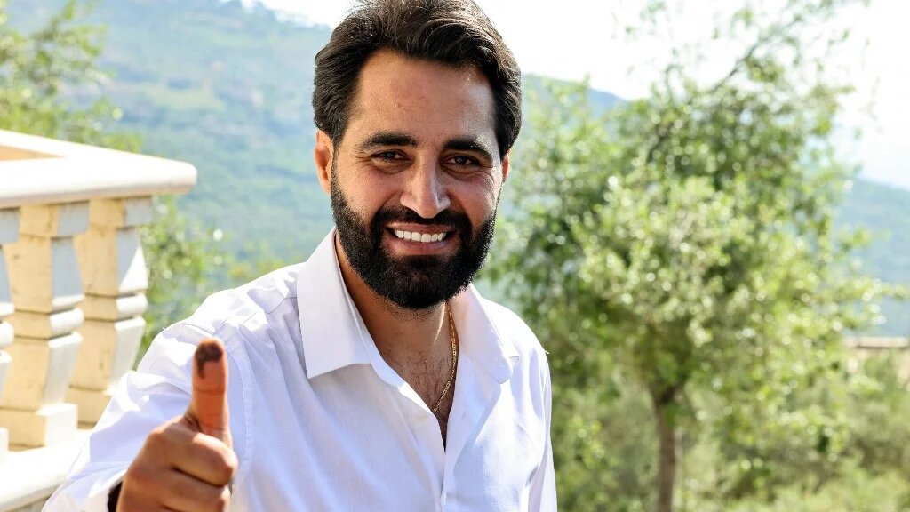Pendant la contestation de 2019, Firas Hamdane était membre du comité de l’Ordre des avocats, chargé de défendre les manifestants arrêtés. Il a été gravement blessé à la poitrine par une balle en caoutchouc tirée par les gardes du Parlement lors de ces manifestations (AFP/Joseph Eid)