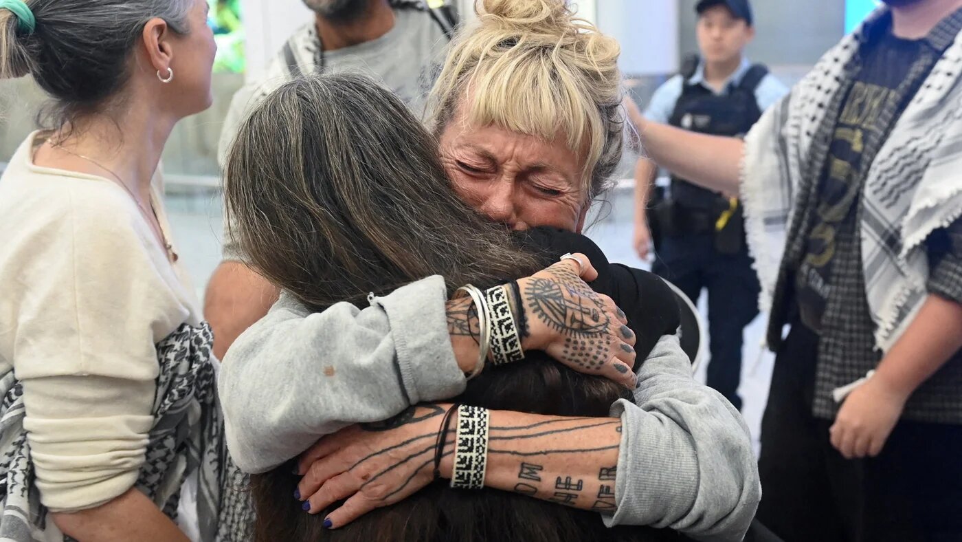 Juliet Lamont, an Australian member of the Gaza-bound Global Sumud Flotilla, receives is embraced following her release from Israeli detention, at Sydney International Airport, Australia, 25 May, 2026 (Reuters/Jeremy Piper)