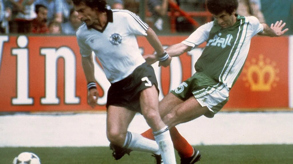Coupe du monde en Espagne, 1982, au stade El Molinón de Gijón, l’Algérie bat l’Allemagne de l’Ouest 2 à 1 : c’est la première fois qu’une équipe européenne perd face à une équipe africaine en Coupe du monde (AFP)