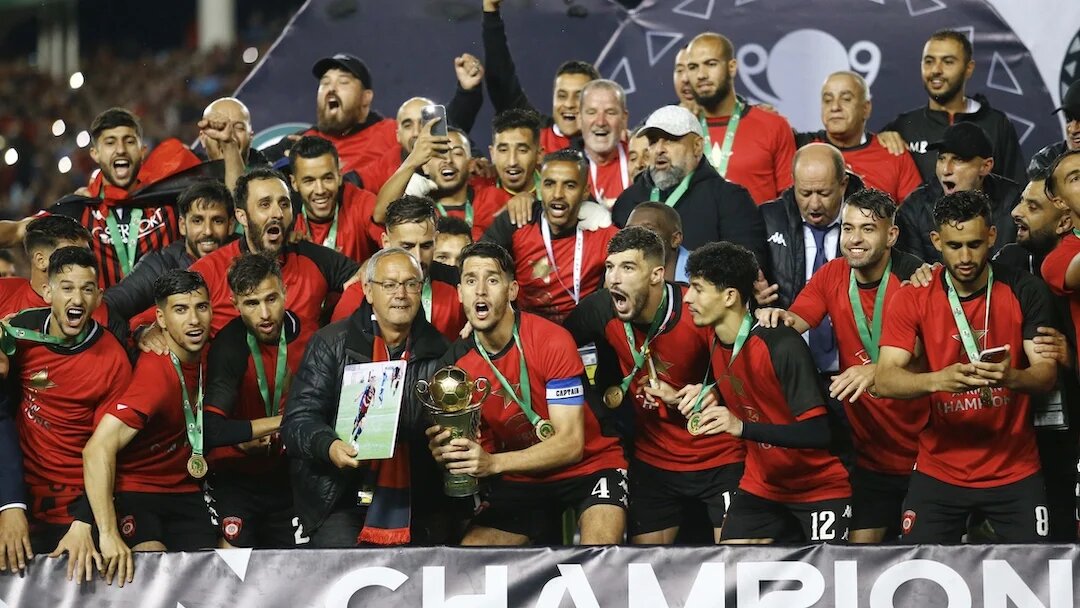 Près d’un demi-siècle (47 ans) après l’historique triplé du Mouloudia d’Alger (vainqueur de la Coupe des clubs champions africains, de la Coupe et du championnat d’Algérie), l’USM Alger a réussi à accrocher cette fameuse étoile africaine sur son maillot samedi 3 juin (CAF)