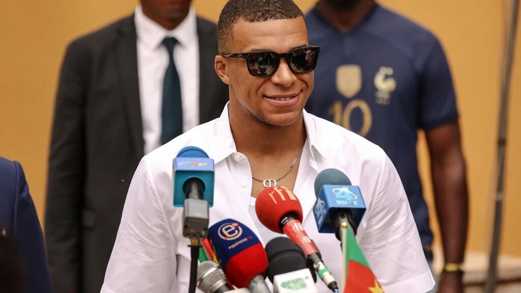 L’attaquant star du Paris Saint-Germain et de l’équipe de France de football, Kylian Mbappé, a visité la semaine dernière au Cameroun une école dont son association finance la rénovation avant de se rendre au village de son père Wilfrid (AFP/Daniel Beloumou)
