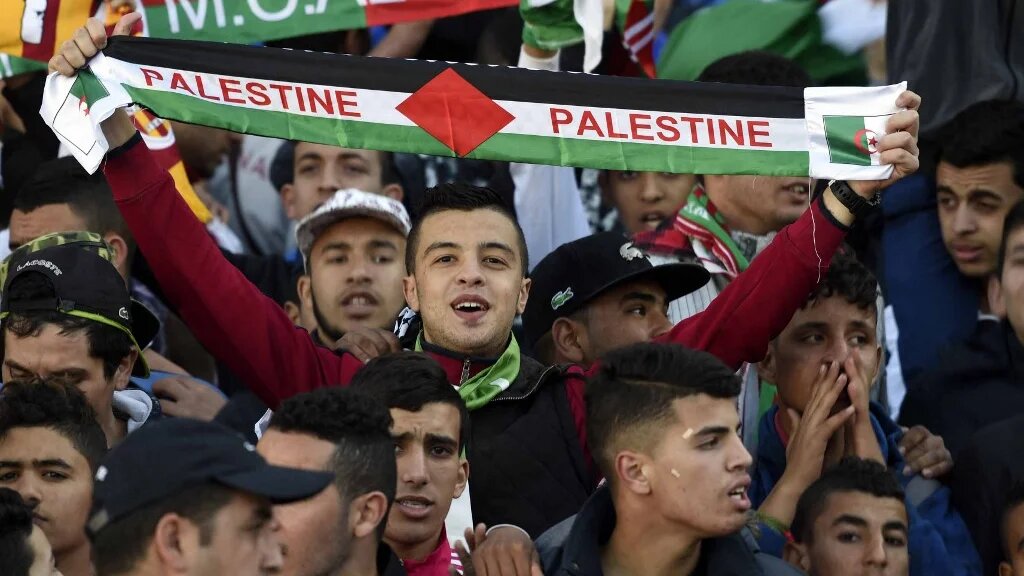 Entre les banderoles réclamant plus de liberté, il y a les drapeaux palestiniens, omniprésents depuis le début de la guerre (Farouk Batiche/AFP)
