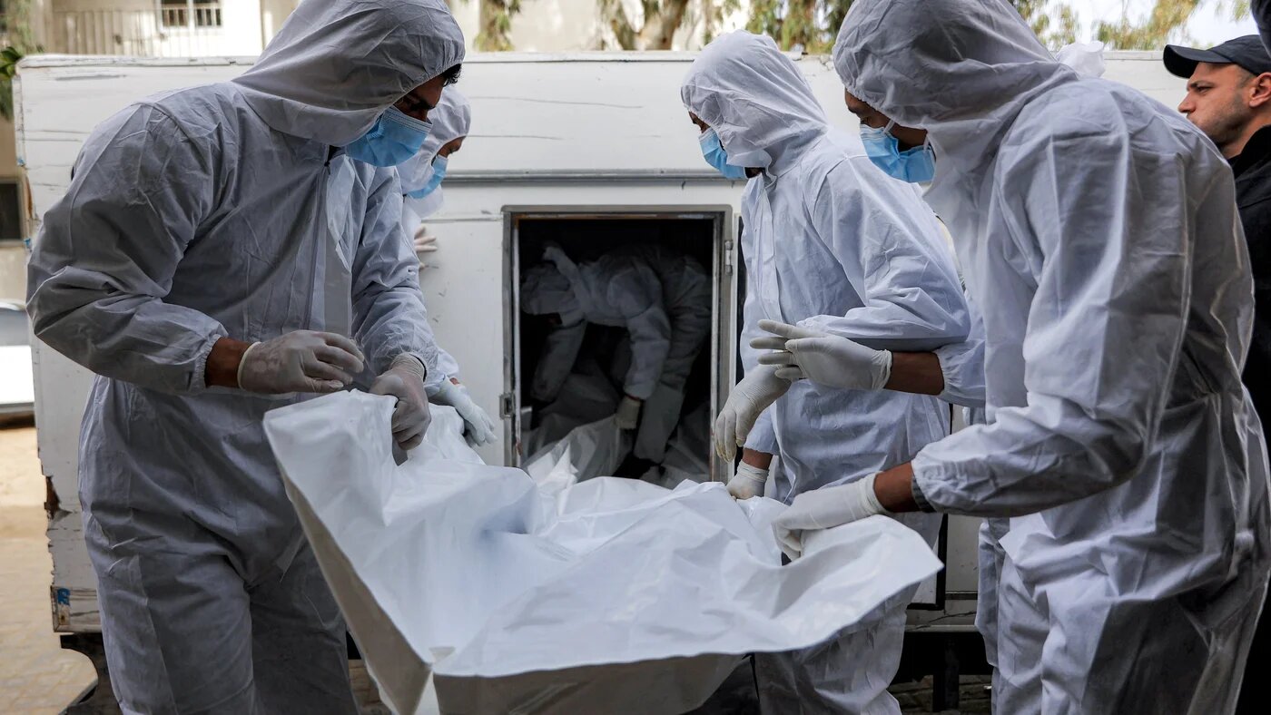 Forensic experts prepare to examine the bodies of Palestinians returned by Israel outside a morgue at al-Shifa hospital in Gaza City on 30 January, 2026 (AFP/Omar al-Qattaa) 