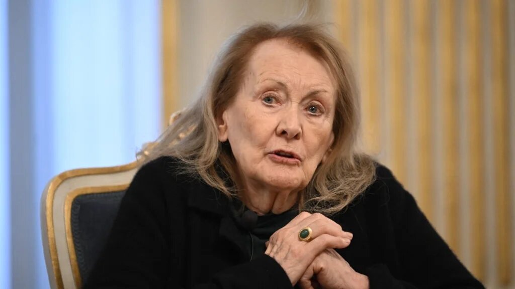 Le prix Nobel de littérature a été décerné à Annie Ernaux en 2022 pour « le courage et l’acuité clinique avec laquelle elle découvre les racines, les éloignements et les contraintes collectives de la mémoire personnelle » (AFP/Anders Wiklund)