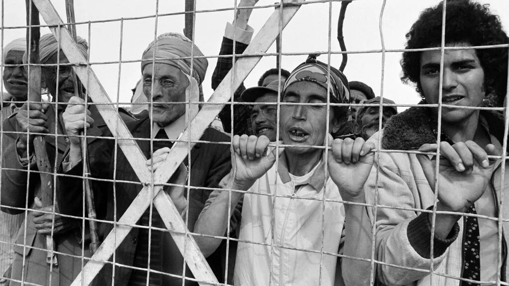 De jeunes musulmans français, enfants de harkis, manifestent devant le camp des harkis de Saint-Maurice l’Ardoise, près de Saint-Laurent-des-Arbres, dans le Gard, pour attirer l’attention sur les conditions des harkis, le 2 juin 1975 (AFP)