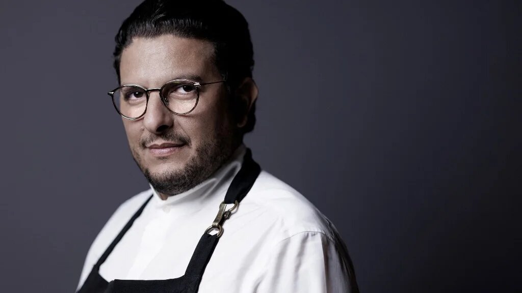 Le chef français Akrame Benallal dans son restaurant Akrame à Paris, le 8 septembre 2023 (AFP/Joël Saget)