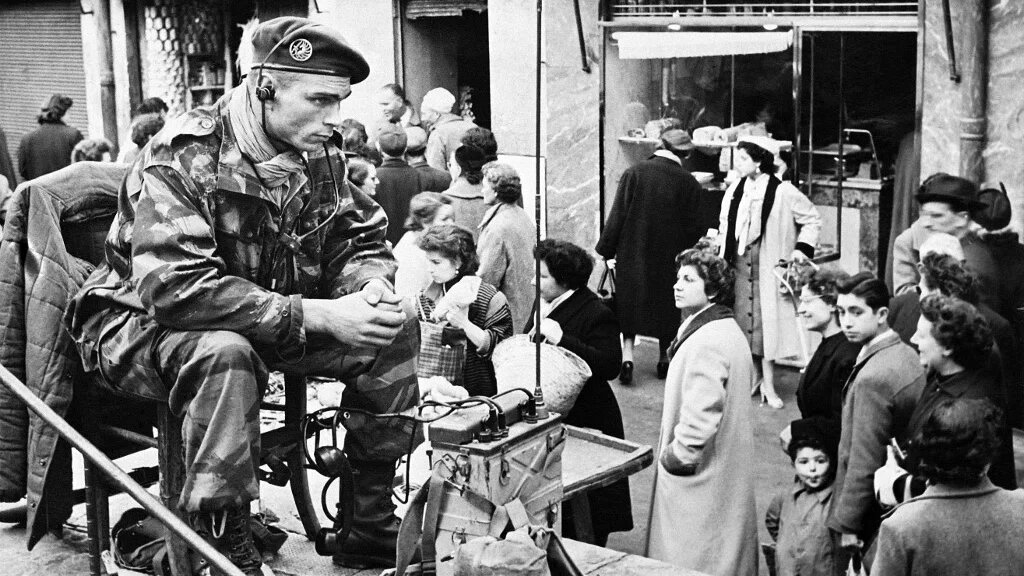 Un parachutiste français, le 3 février 1957 à Alger, pendant la « bataille d’Alger » (AFP/Jacques Grévin)