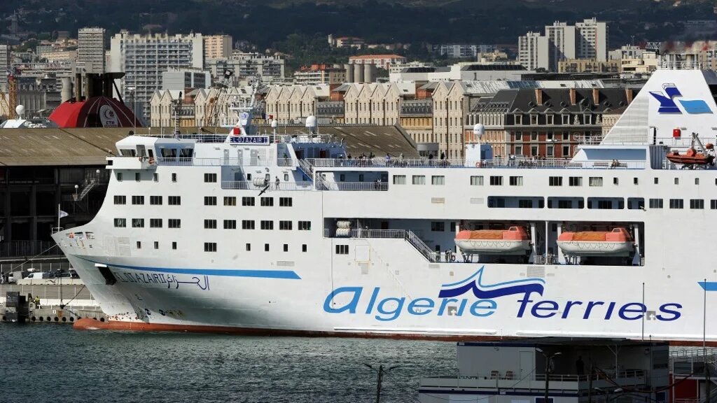   Les vacances au bled marquent aussi la fin d’un mythe, celui du retour au pays que les parents, immigrés des Trente Glorieuses, avaient entretenu pendant longtemps (AFP/Gérard Julien)