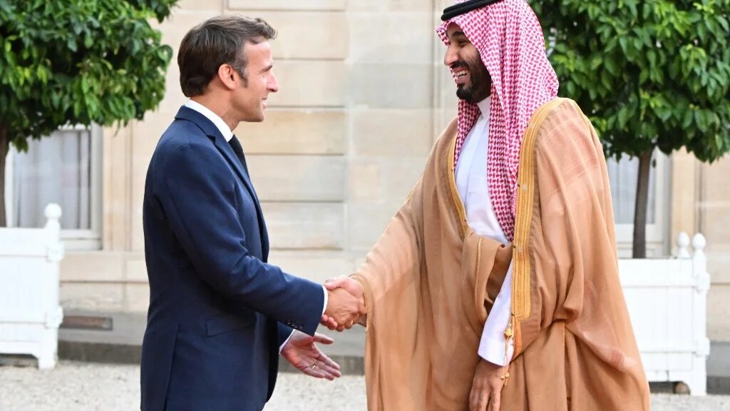 Le président français Emmanuel Macron accueille le prince héritier saoudien Mohammed ben Salmane à son arrivée au palais de l’Élysée à Paris, le 28 juillet 2022 (AFP/Bertrand Guay)