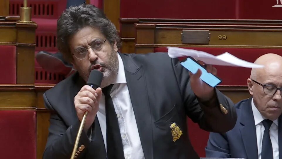 « L’État d’Israël est un minuscule État qui fait 24 000 km2, deux départements français ; ce qu’on appelle les territoires contestés, c’est 5 000 km2, la bande de Gaza, c’est à peine… invisible sur une carte ; 2 millions de Palestiniens vivent librement en Israël », a déclaré le député Meyer Habib (capture d’écran)