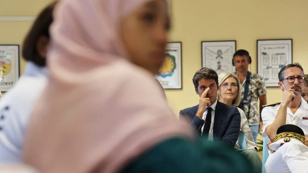 Le ministre français de l’Éducation nationale, Gabriel Attal, ici à La Réunion, a déclaré le 27 août « faire bloc, c’est être clair : l’abaya n’a pas sa place dans nos écoles » (AFP/Richard Bouhet)