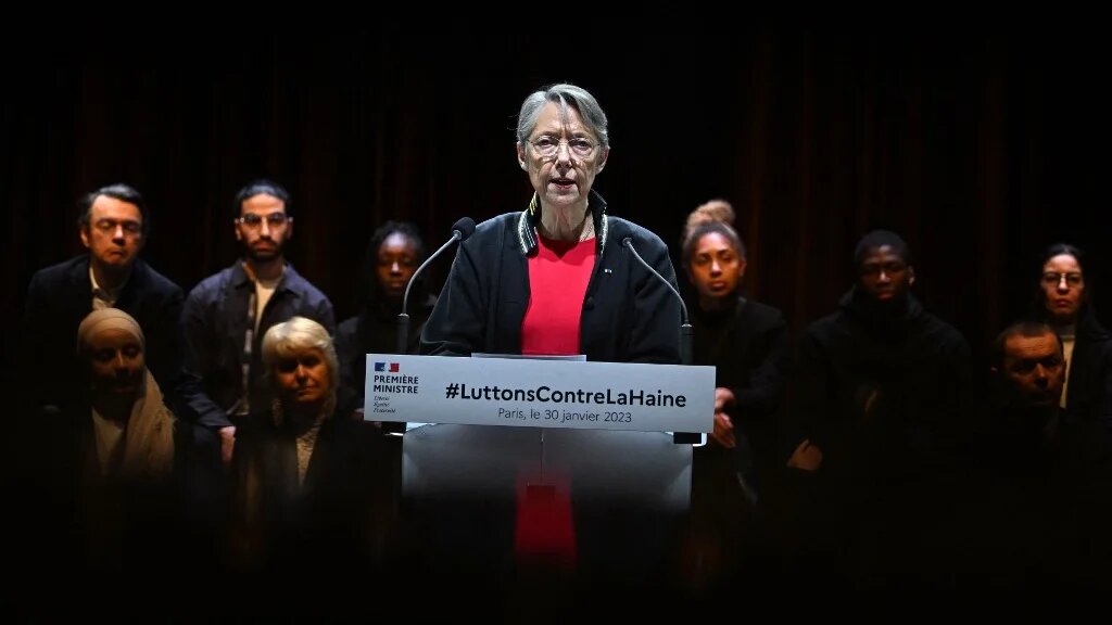 La Première ministre française Elisabeth Borne prend la parole pour présenter le Plan national de lutte contre le racisme, l’antisémitisme et les discriminations, à l’Institut du monde arabe (IMA) à Paris, le 30 janvier 2023 (AFP/Emmanuel Dunand) 