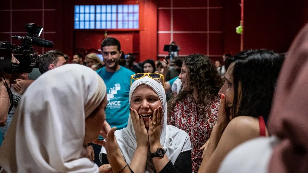 Des membres de l’association Alliance citoyenne célèbrent la décision du conseil municipal de Grenoble d’autoriser le port du « burkini » dans les piscines de la ville, le 16 mai 2022 (AFP/Jeff Pachoud)