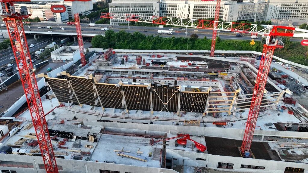 Vue aérienne du chantier d’une piscine, en prévision des Jeux olympiques de Paris 2024à Saint-Denis, au nord de Paris, le 25 mai 2022 (AFP/Colin Bertier)