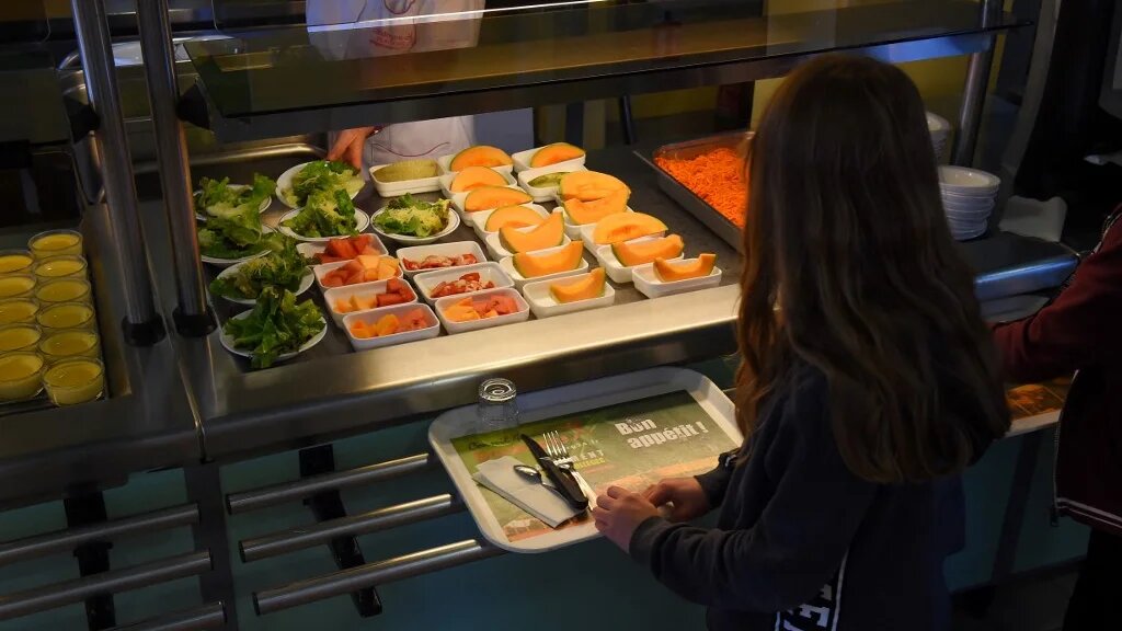 Plusieurs municipalités en France se sont attaquées ces dernières années aux menus de substitution dans leurs restaurants scolaires, plongeant de nombreuses familles dans le désarroi (AFP/Nicolas Tucat)