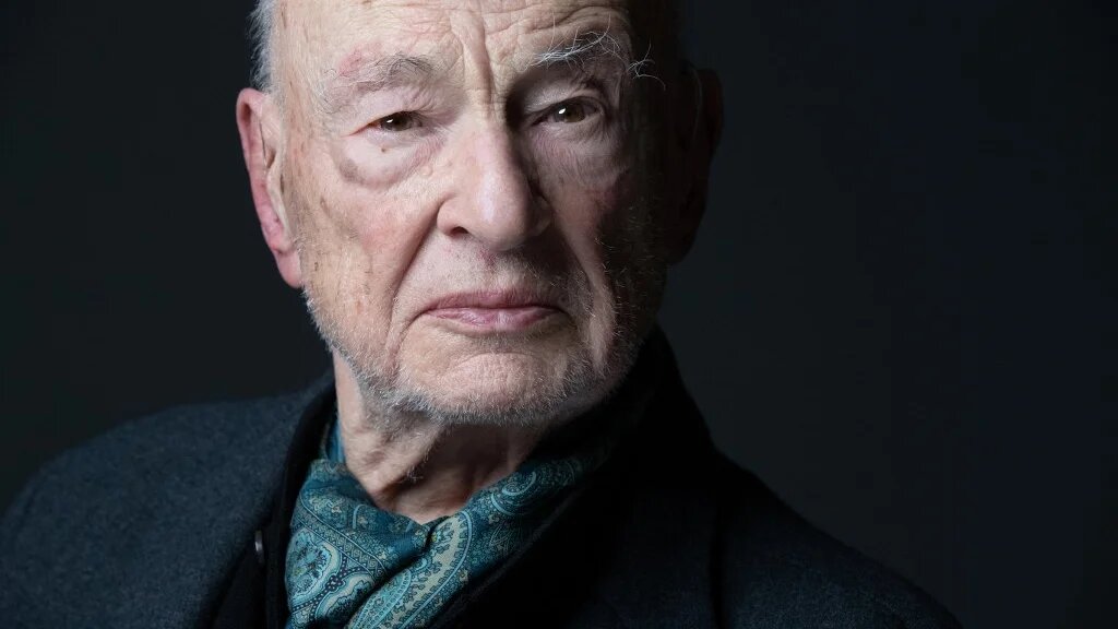 Invité d’honneur de la deuxième édition du Festival du livre africain de Marrakech (FLAM) du 8 au 11 février, le philosophe et sociologue Edgar Morin, 102 ans, a donné son point de vue sur la guerre que mène Israël à Gaza (AFP/Joël Saget)