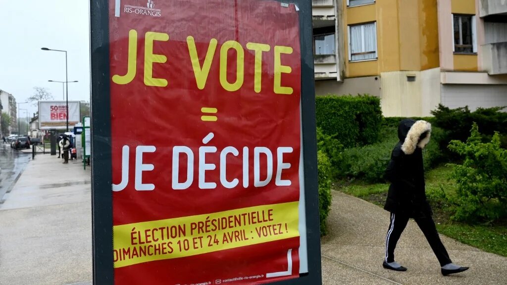 Une affiche publicitaire appelle les Français à voter à Ris-Orangis, dans la banlieue de Paris, le 8 avril 2022 (AFP/Emmanuel Dunand)