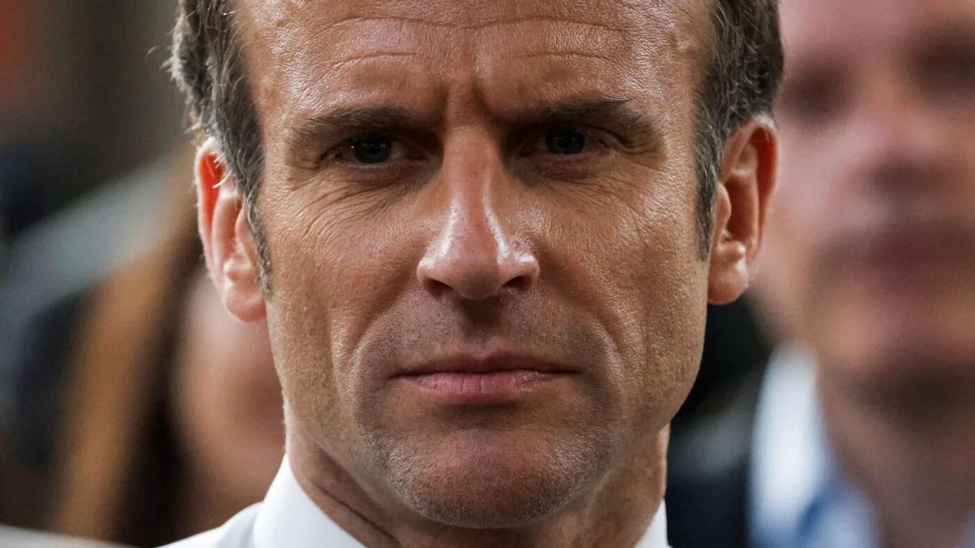 Le président français Emmanuel Macron lors d’un meeting de campagne le 28 mars 2022 (AFP)