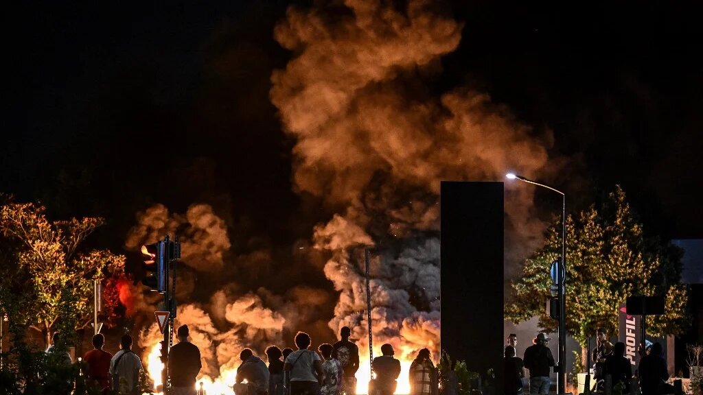 Incendie bloquant une rue à Bordeaux, dans le sud-ouest de la France, le juin 29, 2023, lors d’émeutes et d’incidents à l’échelle nationale (AFP/Philippe Lopez)