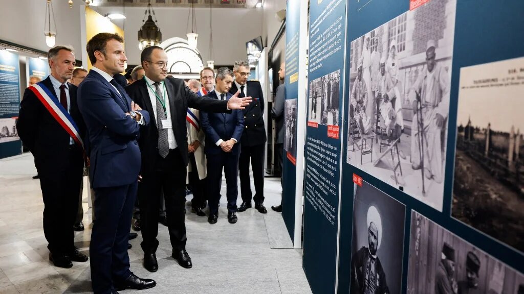 Emmanuel Macron visite l’exposition « 1922-2022. Premiers regards, première pierre » organisée à l’occasion du centenaire de la Grande Mosquée de Paris (AFP/Ludovic Marin)