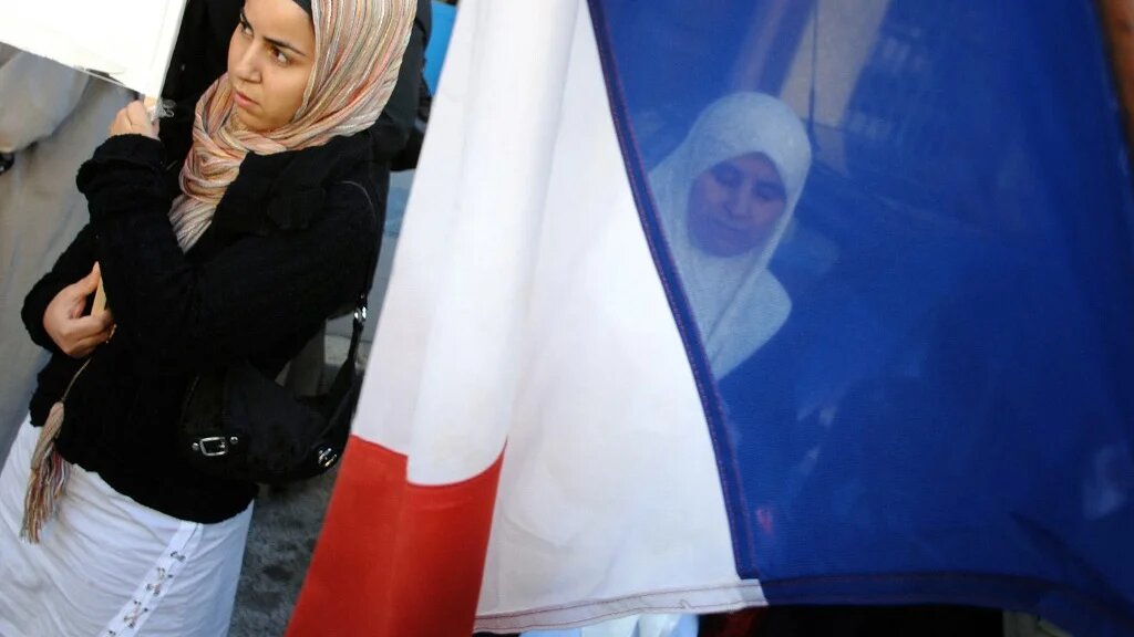 « La proclamation de principes universels n’empêche aucunement les discriminations et le racisme des institutions de l’État à l’égard des minorités » – Philippe Marlière (AFP/Jean-Philippe Ksiazek)
